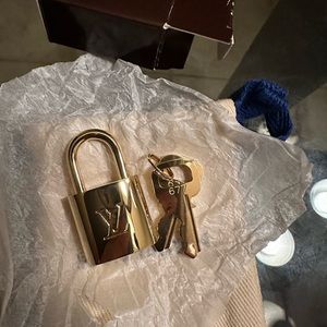Brand new without tag LV lock and keys 677